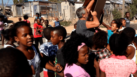 Luc Besson avec les enfants de Wellington - Save Kids Lives - Un film de Luc Besson - #SAVEKIDSLIVES - fondation FIA