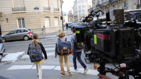 L'équipe de tournage dans les rues de Paris - Save Kids Lives - Un film de Luc Besson - #SAVEKIDSLIVES - fondation FIA